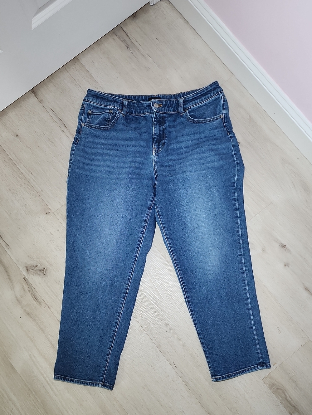 Classic Mid-Rise Ankle Jeans in Blue